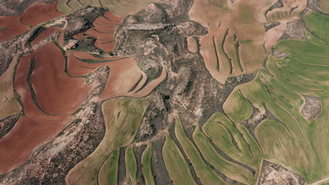Luftaufnahme,-Spanien,-Hügel,-Weiden,-Ackerland-Und-Rote-Erde